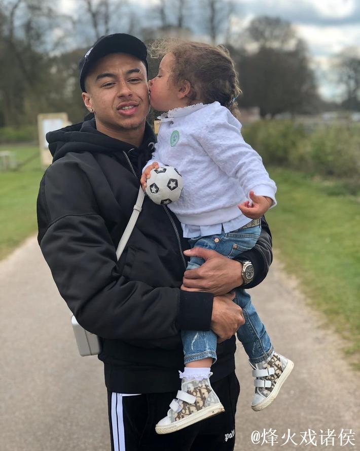 林加德社媒晒怀抱女儿照片:节日快乐 林加德社媒晒怀抱女儿照片:节日快乐